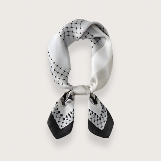 Satintørklæde med sort kant og mønster i hvide og grå nuancer. Klassiske, kvadratiske tørklæder kan bruges på utallige måder. Bind tørklædet om håret, brug det som en smuk detalje på tasken, som pandebånd, som klassisk tørklæde om halsen, eller gør lidt ekstra ud af frisuren ved at binde tørklædet om din knold eller hestehale.

Satintørklæder er et must i enhver garderobe.

Tørklædet måler ca. 70 x 70 cm.

Et smukt tørklæde til håret, tasken og halsen.

Rhiannon - sort kant.