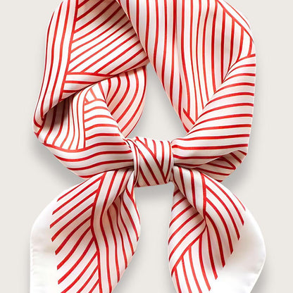 Silketørklæde i prisvenlig satin med geometrisk stregmønster i rød og hvid. Fremstillet af polyester. Kan håndvaskes. Kvadratisk satintørklæde til kvinder.