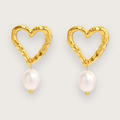 Sofia hjerteøreringe med ferskvandsperler – Guldbelagte