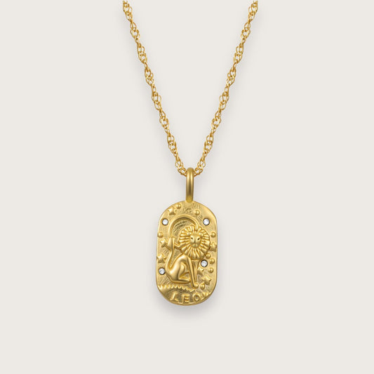 Smuk stjernetegnshalskæde i 18k forgyldt rustfrit stål.

Den guldbelagte stjernetegnshalskæde er designet til at kunne bæres hver dag og fås i alle 12 stjernetegn, så du kan vælge lige det tegn, der repræsenterer dig selv eller én, du holder af.

En stjernetegnshalskæde er mere end et smykke. Den er et personligt symbol, som følger dig i hverdagen og minder dig om, hvem du er.