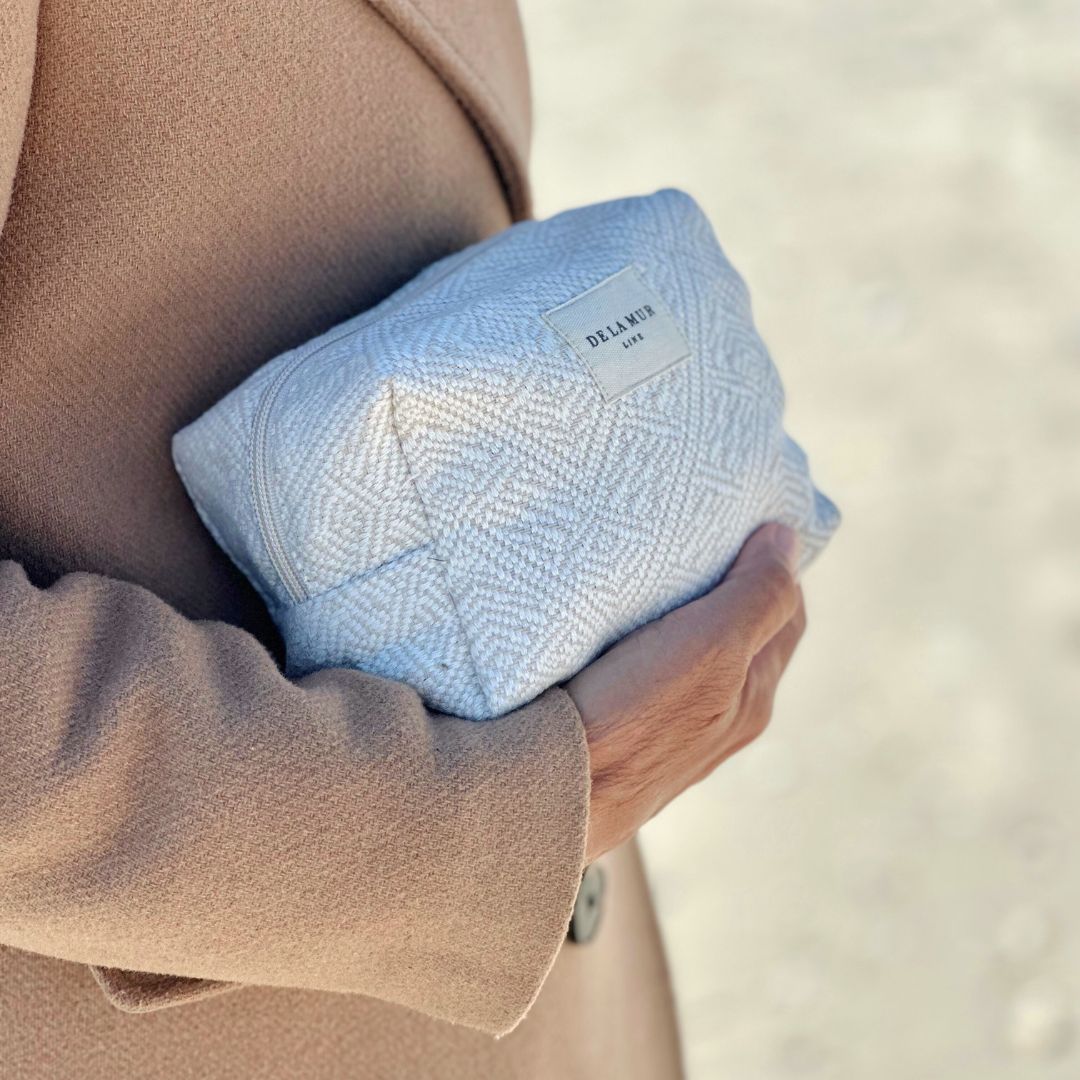 Sabine - Rummelig toilettaske i jacquardvævet stof