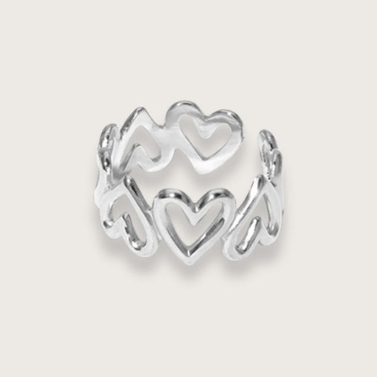 Smuk og enkel hjertering i sølvfarvet rustfrit stål.

Vandfast og slidstærk

Perfekt til hverdagsbrug og ring-stacking
Klassisk og tidløst hjertedesign

Thyas simple udformning gør den både velegnet som hverdagsring og som del af et ring-stacking look, hvor den komplimenterer forskellige statementringe for et eksklusivt, sammensat udtryk.