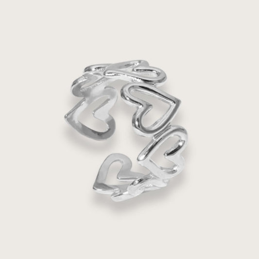 Smuk og enkel hjertering i sølvfarvet rustfrit stål.

Vandfast og slidstærk

Perfekt til hverdagsbrug og ring-stacking
Klassisk og tidløst hjertedesign

Thyas simple udformning gør den både velegnet som hverdagsring og som del af et ring-stacking look, hvor den komplimenterer forskellige statementringe for et eksklusivt, sammensat udtryk.