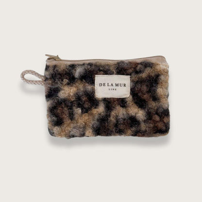 Lille leomønstret pung i blødt, tykt teddystof. Syet i Spanien af De la Mur. En skøn kortpung til kvinder, der værdsætter god kvalitet og tidløst design.  Toulouse - Lille pung i leomønstret teddystof - Kortpunge til kvinder