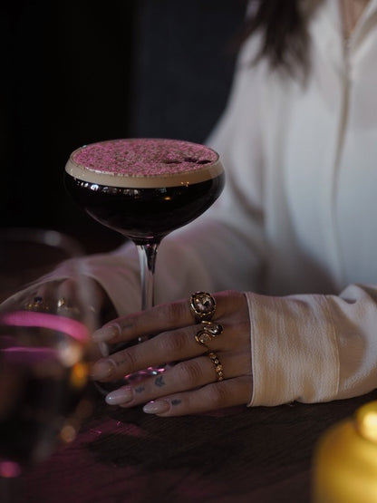 Mabel cocktailring med lyserød zirkon – Guldbelagt