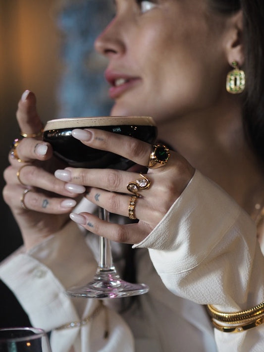 Mabel cocktailring med grøn zirkon – Guldbelagt