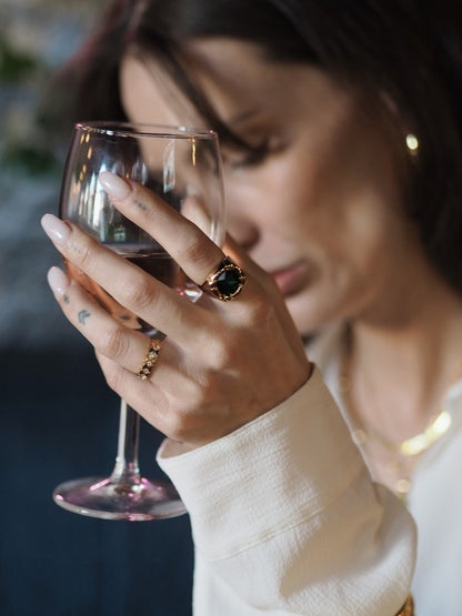 Mabel cocktailring med grøn zirkon – Guldbelagt