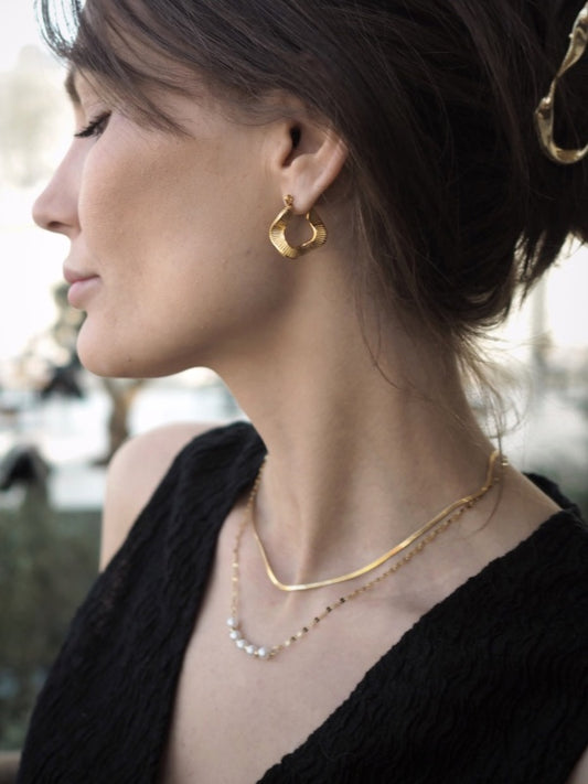 Ottilie wavy hoops  – Guldbelagt