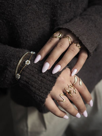 Aimée er en af vores mest populære guldringe, og vi forstår det godt. Den passer til alt og er smuk både i sig selv og matcher med andre smukke ringe.

Ringen har et blødt bølgemønster, som giver den et roligt og elegant udtryk. Designet er enkelt, men alligevel bemærkelsesværdigt.&nbsp;

Aimée er lavet i guldbelagt rustfrit stål&nbsp; med PVD-belægning.