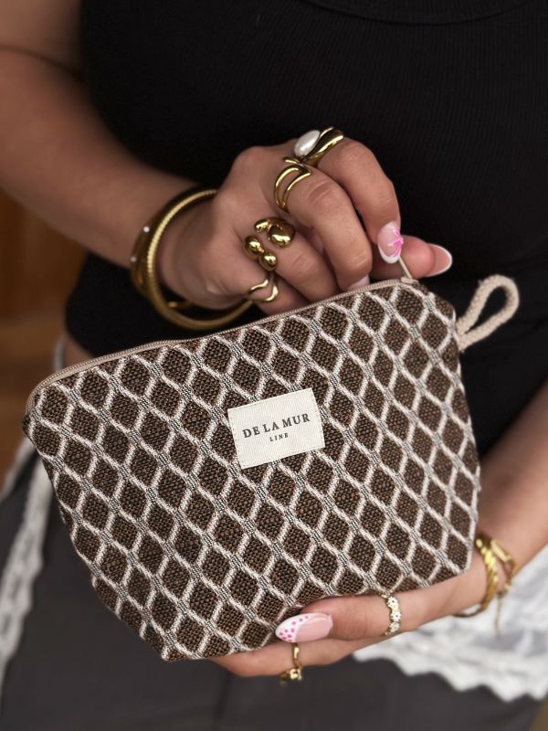 Lille toilettaske i tykt jacquardvævet bomuldsstof. Brun makeuptaske til kvinder.

Den perfekte lille "touch up bag" til skoletasken.

En sød og praktisk lille makeuptaske i brunt stof med elegant mønster.

Denne toilettaske rummer hverdagsmakeuppen og de små favoritter, du har brug for at have lige ved hånden i løbet af dagen eller hjemme på badeværelset.

Makeuptasken er fremstillet af lækkert jacquardvævet bomuldsstof og foret med slidstærkt, gråt stof på indersiden.