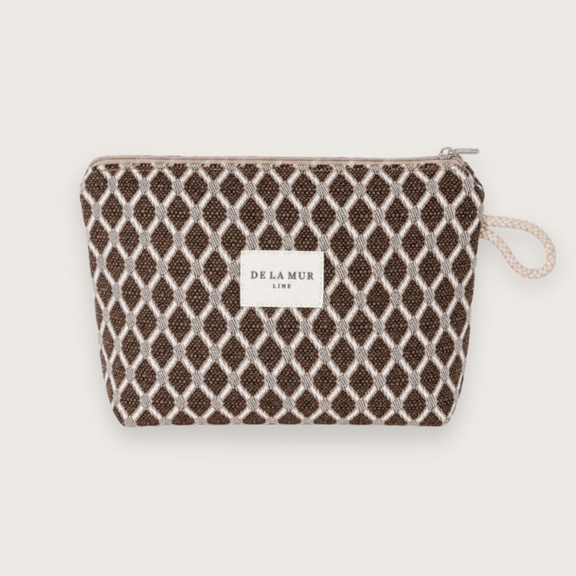Lille toilettaske i tykt jacquardvævet bomuldsstof. Brun makeuptaske til kvinder.

Den perfekte lille "touch up bag" til skoletasken.

En sød og praktisk lille makeuptaske i brunt stof med elegant mønster.

Denne toilettaske rummer hverdagsmakeuppen og de små favoritter, du har brug for at have lige ved hånden i løbet af dagen eller hjemme på badeværelset.

Makeuptasken er fremstillet af lækkert jacquardvævet bomuldsstof og foret med slidstærkt, gråt stof på indersiden.