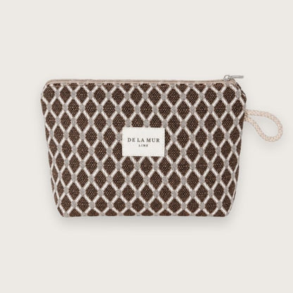 Lille toilettaske i tykt jacquardvævet bomuldsstof. Brun makeuptaske til kvinder.

Den perfekte lille "touch up bag" til skoletasken.

En sød og praktisk lille makeuptaske i brunt stof med elegant mønster.

Denne toilettaske rummer hverdagsmakeuppen og de små favoritter, du har brug for at have lige ved hånden i løbet af dagen eller hjemme på badeværelset.

Makeuptasken er fremstillet af lækkert jacquardvævet bomuldsstof og foret med slidstærkt, gråt stof på indersiden.
