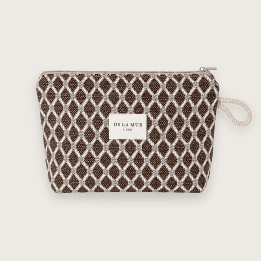 Lille toilettaske i tykt jacquardvævet bomuldsstof. Brun makeuptaske til kvinder.

Den perfekte lille "touch up bag" til skoletasken.

En sød og praktisk lille makeuptaske i brunt stof med elegant mønster.

Denne toilettaske rummer hverdagsmakeuppen og de små favoritter, du har brug for at have lige ved hånden i løbet af dagen eller hjemme på badeværelset.

Makeuptasken er fremstillet af lækkert jacquardvævet bomuldsstof og foret med slidstærkt, gråt stof på indersiden.