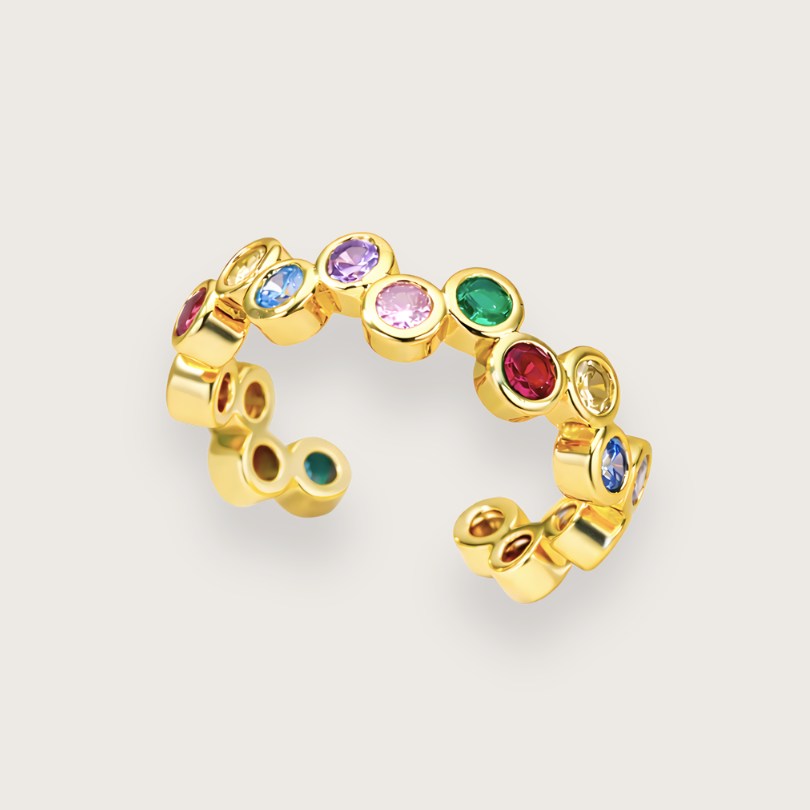 Skulpturel zirkonring i 18k forgyldt stål

Den forgyldte ring har et let og elegant udtryk med små farvede zirkoner, der ligger i en smuk bølget række om fingeren.

Designet giver et fint spil i lyset og gør ringen velegnet både til hverdag og som en flot detalje til fest eller særlige mærkedage.

Ringen er åben og fungerer som en justerbar ring, der nemt kan tilpasses forskellige fingerstørrelser. Zirkonringen kan bæres på flere fingre og er derfor nem at stacke med andre flotte guldringe.