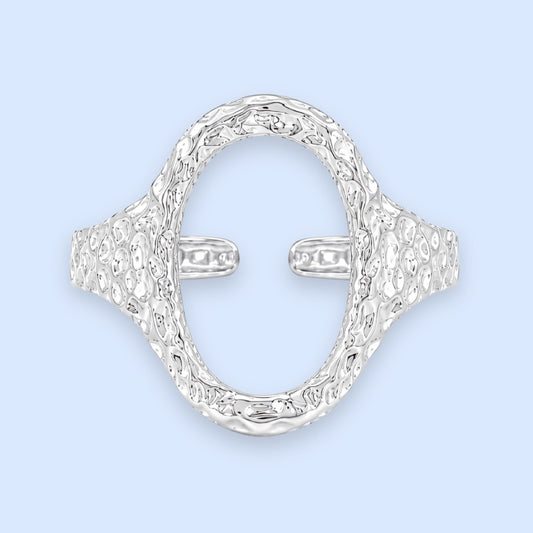 Sølvbelagt oval ring i rustfrit stål med banket overflade

Elvira-ringen er designet med en markant organisk silhuet og en åben oval front, der giver ringen et mere skulpturelt udtryk end klassiske sølvringe. Den hamrede overflade skaber ujævne refleksioner i metallet og giver ringen mere dybde, struktur og karakter fra alle vinkler.

Elvira er en sølvring, der tilfører form, struktur og mere kant til selv en enkel styling.

Ringen er fremstillet i stål med vandfast PVD-sølvbelægning.

oval sølvring 