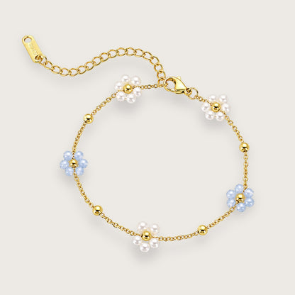 18k forgyldt armbånd med blå og hvide perleblomster

Daisy Bleu blomsterarmbåndet balancerer det elegante og det afslappede på en måde, der gør det svært ikke at kigge en ekstra gang. De små blå og hvide perleblomster giver armbåndet et vintageinspireret udtryk i et mere clean og moderne format. Mere cool summer styling end klassisk perlesmykke.

Den fine kæde i 18k forgyldt stål sidder let om håndleddet og fungerer godt sammen med oversized skjorter, lette sommerkjoler, solbrun hud og andre guldarmbaand
