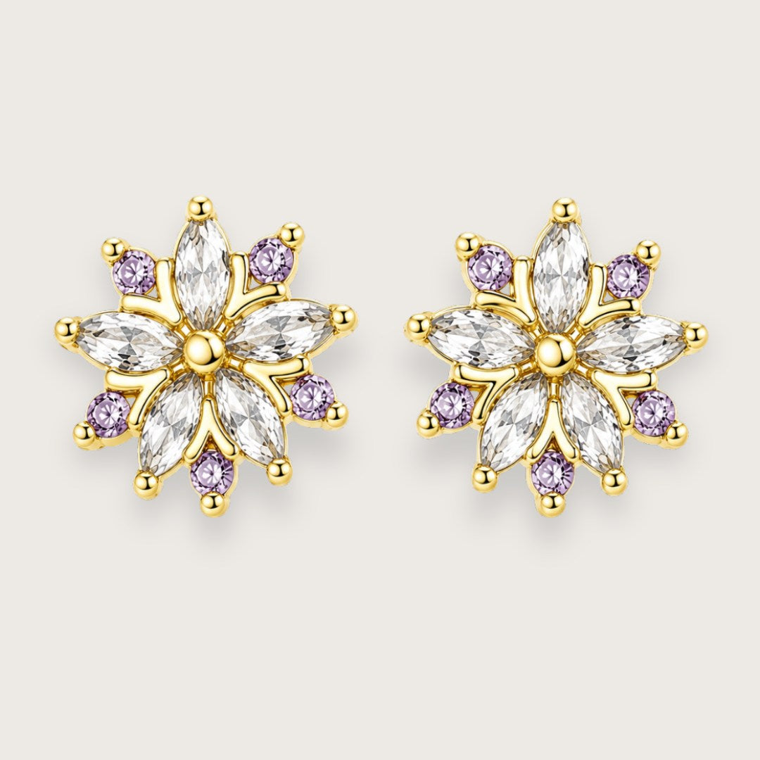18k forgyldte ørestikkere i blomsterdesign med klare og violette zirkoner

Smukke zirkon-ørestikkere med et clean og look, der passer til alt og er nemme at matche med andre smykker. De sidder let i øret og har den der perfekte balance mellem diskret og shiny, så du både kan bruge dem til hverdag, og når det hele lige skal være lidt extra.

De fine Lennore øreringe er fremstillet i rustfrit stål med 18k PVD-belægning, så de holder farven pæn og er mere modstandsdygtige over for vand og slid.