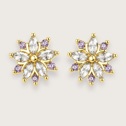 18k forgyldte ørestikkere i blomsterdesign med klare og violette zirkoner

Smukke zirkon-ørestikkere med et clean og look, der passer til alt og er nemme at matche med andre smykker. De sidder let i øret og har den der perfekte balance mellem diskret og shiny, så du både kan bruge dem til hverdag, og når det hele lige skal være lidt extra.

De fine Lennore øreringe er fremstillet i rustfrit stål med 18k PVD-belægning, så de holder farven pæn og er mere modstandsdygtige over for vand og slid.
