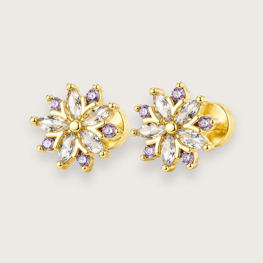 18k forgyldte ørestikkere i blomsterdesign med klare og violette zirkoner

Smukke zirkon-ørestikkere med et clean og look, der passer til alt og er nemme at matche med andre smykker. De sidder let i øret og har den der perfekte balance mellem diskret og shiny, så du både kan bruge dem til hverdag, og når det hele lige skal være lidt extra.

De fine Lennore øreringe er fremstillet i rustfrit stål med 18k PVD-belægning, så de holder farven pæn og er mere modstandsdygtige over for vand og slid.