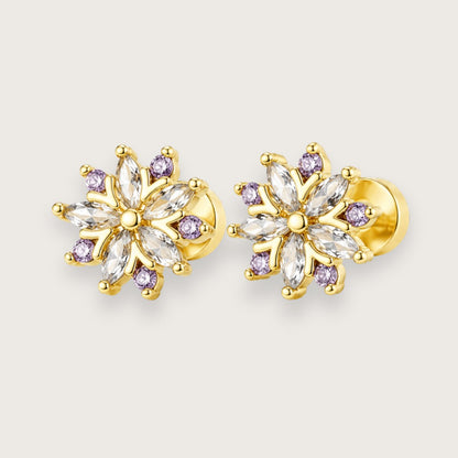 18k forgyldte ørestikkere i blomsterdesign med klare og violette zirkoner

Smukke zirkon-ørestikkere med et clean og look, der passer til alt og er nemme at matche med andre smykker. De sidder let i øret og har den der perfekte balance mellem diskret og shiny, så du både kan bruge dem til hverdag, og når det hele lige skal være lidt extra.

De fine Lennore øreringe er fremstillet i rustfrit stål med 18k PVD-belægning, så de holder farven pæn og er mere modstandsdygtige over for vand og slid.