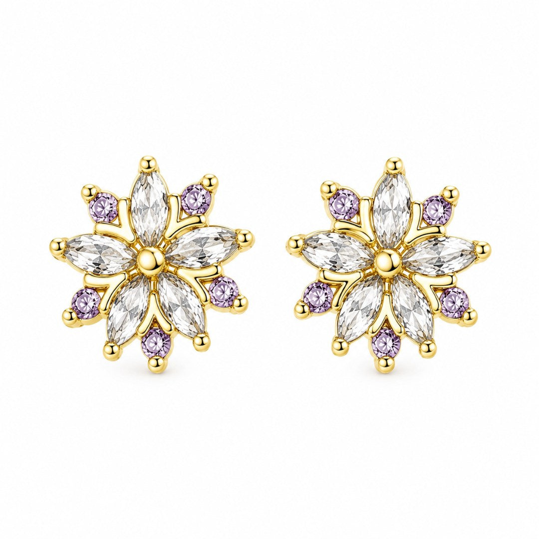 18k forgyldte ørestikkere i blomsterdesign med klare og violette zirkoner

Smukke zirkon-ørestikkere med et clean og look, der passer til alt og er nemme at matche med andre smykker. De sidder let i øret og har den der perfekte balance mellem diskret og shiny, så du både kan bruge dem til hverdag, og når det hele lige skal være lidt extra.

De fine Lennore øreringe er fremstillet i rustfrit stål med 18k PVD-belægning, så de holder farven pæn og er mere modstandsdygtige over for vand og slid.