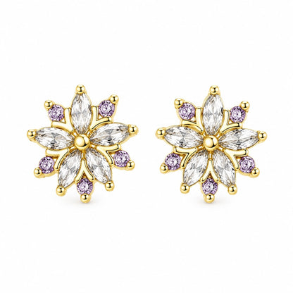 18k forgyldte ørestikkere i blomsterdesign med klare og violette zirkoner

Smukke zirkon-ørestikkere med et clean og look, der passer til alt og er nemme at matche med andre smykker. De sidder let i øret og har den der perfekte balance mellem diskret og shiny, så du både kan bruge dem til hverdag, og når det hele lige skal være lidt extra.

De fine Lennore øreringe er fremstillet i rustfrit stål med 18k PVD-belægning, så de holder farven pæn og er mere modstandsdygtige over for vand og slid.