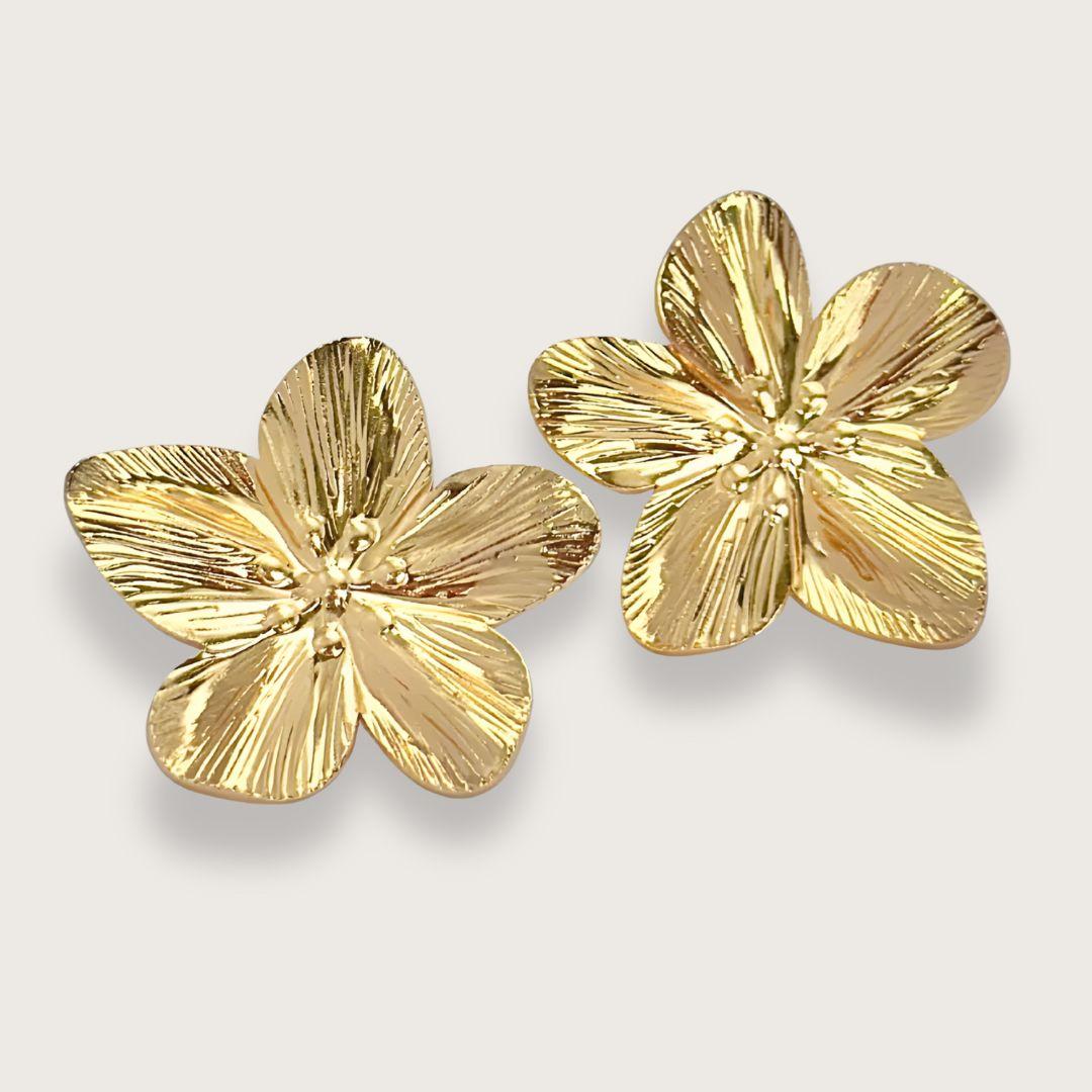 Blomsterøreringe i guldfarvet rustfrit stål - vandfaste smykker til kvinder - blomsterørestikkere med store guldblomster - ig style - trendy design - nell