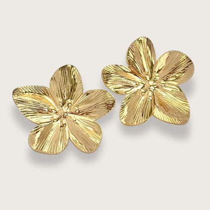Blomsterøreringe i guldfarvet rustfrit stål - vandfaste smykker til kvinder - blomsterørestikkere med store guldblomster - ig style - trendy design - nell