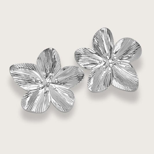 Blomsterøreringe i sølvbelagt rustfrit stål - vandfaste smykker til kvinder - blomsterørestikkere med store sølvblomster - ig style - trendy design - nell