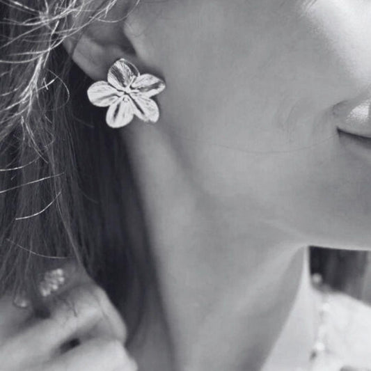 Blomsterøreringe i sølvbelagt rustfrit stål - vandfaste smykker til kvinder - blomsterørestikkere med store sølvblomster - ig style - trendy design - nell