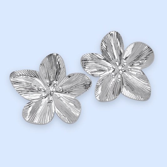 Blomsterøreringe i sølvbelagt rustfrit stål - vandfaste smykker til kvinder - blomsterørestikkere med store sølvblomster - ig style - trendy design - nell