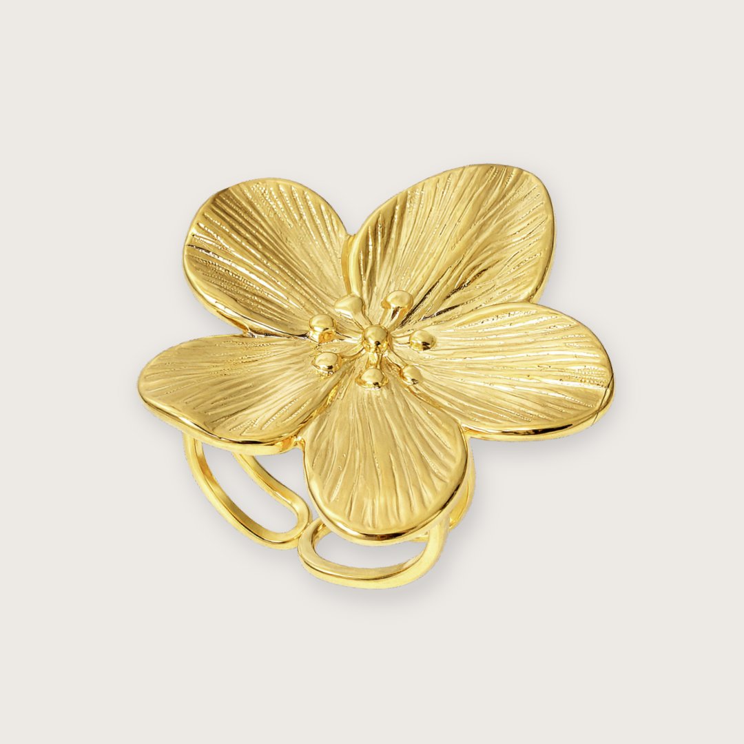 Smuk blomsterring i 18k forgyldt stål

Den smukke Nell guldring er et moderne statement-smykke med en skulpturel blomsterform. Den store blomst giver ringen et markant og eksklusivt udtryk, der kan give et strejf af sommer til ethvert outfit – og enhver dag.

Ringen er fremstillet i rustfrit stål med 18k PVD-forgyldning, som giver en slidstærk guldoverflade og gør smykket mere modstandsdygtigt over for daglig brug.

Kombinationen af rustfrit stål og PVD-belægning gør ringen til et godt valg, hvis du foretræ