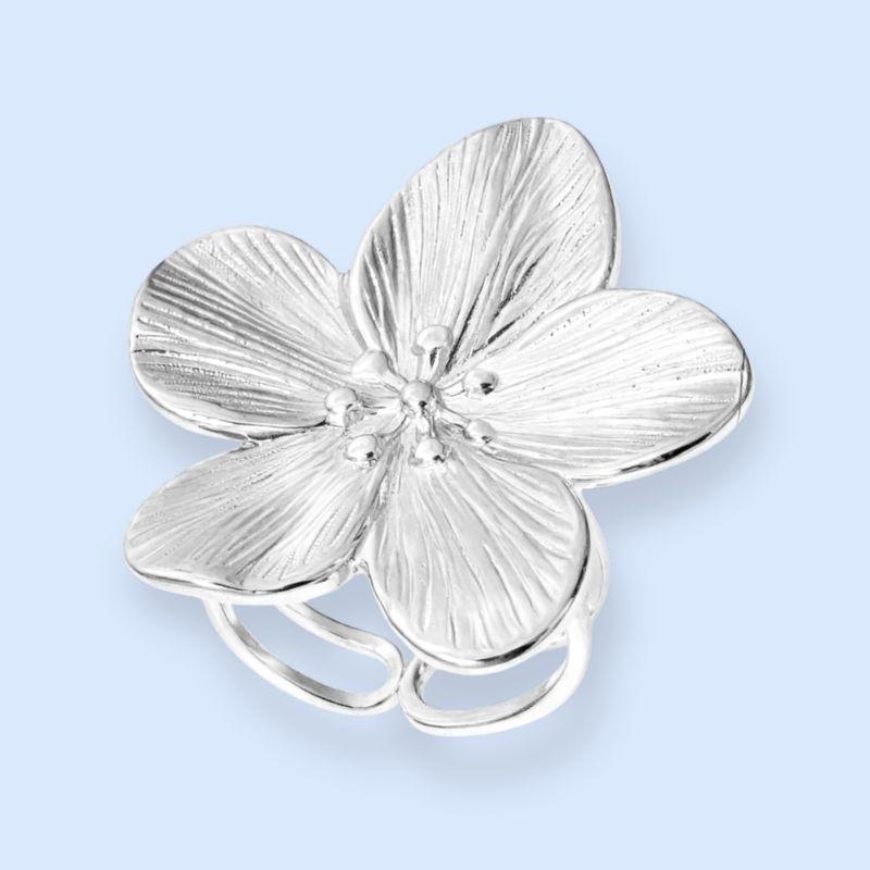 Vandfast blomsterring i sølvtonet stål

Den smukke Nell sølvring er et cool statement-smykke og en iøjnefaldende tilføjelse til din ring stack.

Den store blomst giver ringen et markant og eksklusivt udtryk, der kan give et strejf af sommer til alle outfits og årstider.

Ringen er fremstillet i sølvtonet rustfrit stål, der er vandfast og modstandsdygtigt over for daglig brug.

Nell er "maximalisme møder statement-design". Til ring stacking eller som hovedrolle i smykkelooket.
