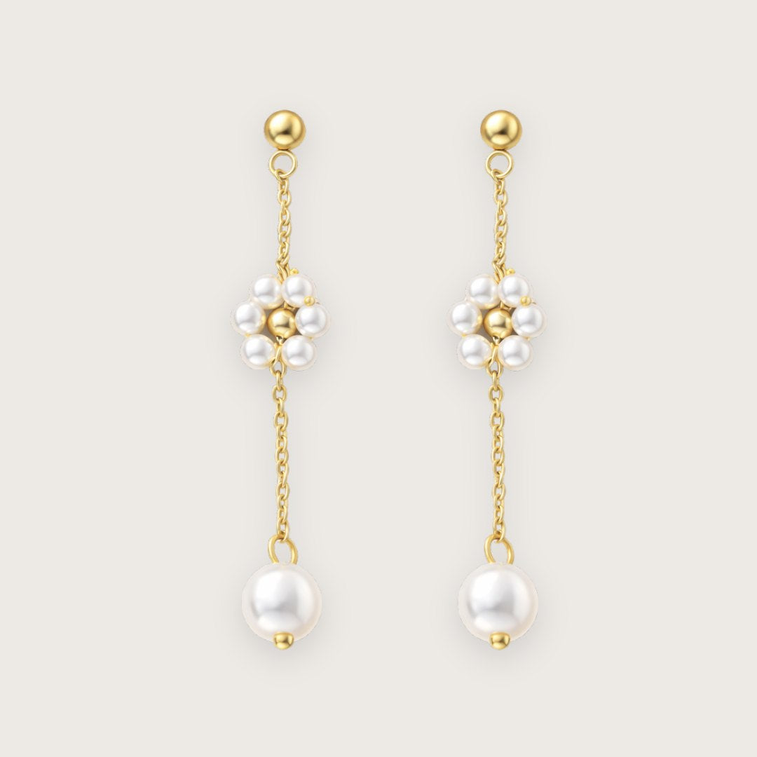Daisy-blomsterøreringene har et let og feminint udtryk med små perleblomster, der falder fra øret i et trendy drop-design.

De guldbelagte blomsterøreringe&nbsp; har et elegant og feminint udtryk, der nemt kan styles til både hverdag og fest - enten alene eller med andre smykke guldsmykker.&nbsp;

Øreringene indgår i Daisy-serien og matcher både armbånd og halskæde i samme serie. Sammen giver de et samlet smykkelook, hvor de små perleblomster går igen og skaber en fin rød tråd.

18 k forgyldt rustfrit stål
