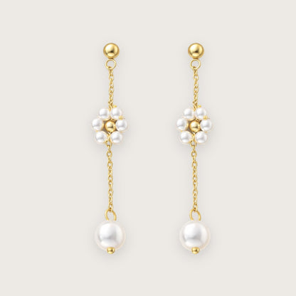 Daisy-blomsterøreringene har et let og feminint udtryk med små perleblomster, der falder fra øret i et trendy drop-design.

De guldbelagte blomsterøreringe&nbsp; har et elegant og feminint udtryk, der nemt kan styles til både hverdag og fest - enten alene eller med andre smykke guldsmykker.&nbsp;

Øreringene indgår i Daisy-serien og matcher både armbånd og halskæde i samme serie. Sammen giver de et samlet smykkelook, hvor de små perleblomster går igen og skaber en fin rød tråd.

18 k forgyldt rustfrit stål