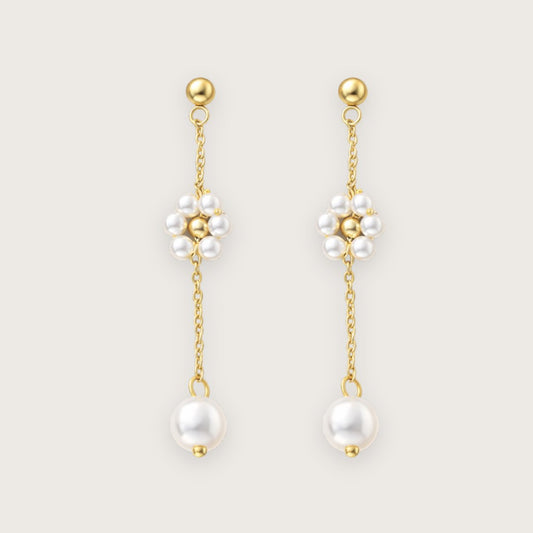 Daisy-blomsterøreringene har et let og feminint udtryk med små perleblomster, der falder fra øret i et trendy drop-design.

De guldbelagte blomsterøreringe&nbsp; har et elegant og feminint udtryk, der nemt kan styles til både hverdag og fest - enten alene eller med andre smykke guldsmykker.&nbsp;

Øreringene indgår i Daisy-serien og matcher både armbånd og halskæde i samme serie. Sammen giver de et samlet smykkelook, hvor de små perleblomster går igen og skaber en fin rød tråd.

18 k forgyldt rustfrit stål