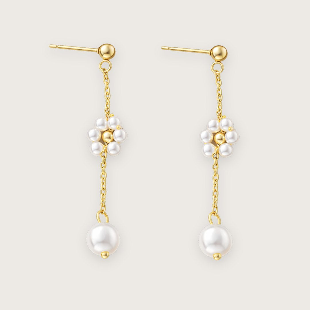 Daisy-blomsterøreringene har et let og feminint udtryk med små perleblomster, der falder fra øret i et trendy drop-design.

De guldbelagte blomsterøreringe&nbsp; har et elegant og feminint udtryk, der nemt kan styles til både hverdag og fest - enten alene eller med andre smykke guldsmykker.&nbsp;

Øreringene indgår i Daisy-serien og matcher både armbånd og halskæde i samme serie. Sammen giver de et samlet smykkelook, hvor de små perleblomster går igen og skaber en fin rød tråd.

18 k forgyldt rustfrit stål