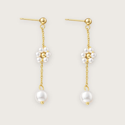 Daisy-blomsterøreringene har et let og feminint udtryk med små perleblomster, der falder fra øret i et trendy drop-design.

De guldbelagte blomsterøreringe&nbsp; har et elegant og feminint udtryk, der nemt kan styles til både hverdag og fest - enten alene eller med andre smykke guldsmykker.&nbsp;

Øreringene indgår i Daisy-serien og matcher både armbånd og halskæde i samme serie. Sammen giver de et samlet smykkelook, hvor de små perleblomster går igen og skaber en fin rød tråd.

18 k forgyldt rustfrit stål