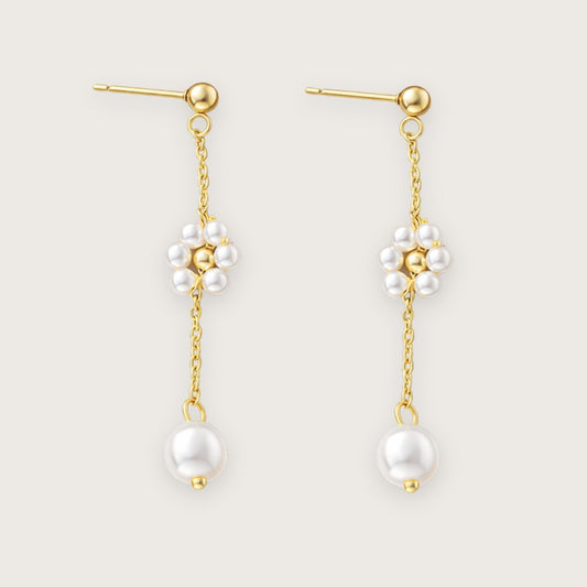 Daisy-blomsterøreringene har et let og feminint udtryk med små perleblomster, der falder fra øret i et trendy drop-design.

De guldbelagte blomsterøreringe&nbsp; har et elegant og feminint udtryk, der nemt kan styles til både hverdag og fest - enten alene eller med andre smykke guldsmykker.&nbsp;

Øreringene indgår i Daisy-serien og matcher både armbånd og halskæde i samme serie. Sammen giver de et samlet smykkelook, hvor de små perleblomster går igen og skaber en fin rød tråd.

18 k forgyldt rustfrit stål