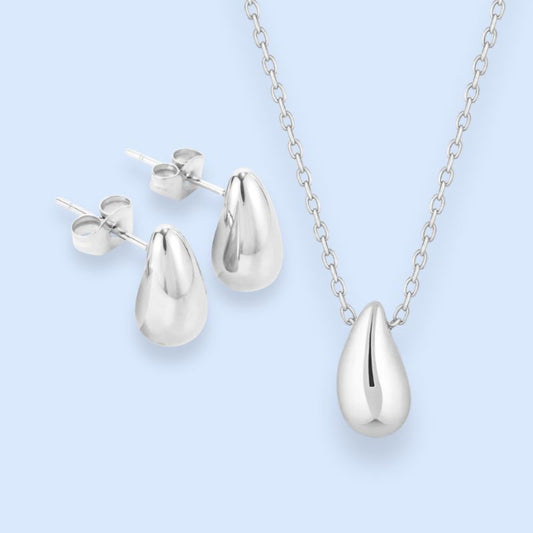 Klassisk smykkesæt i elegant dråbedesign

Halskæde og ørestikkere i raindrop-design. Clean, elegant og nemt at style.

Vores populære Gaia dråbehalskæde og matchende ørestikkere samlet i ét sølvtonet smykkesæt.

Det enkle dråbedesign giver sættet et elegant udtryk, der fungerer lige så godt til hverdag som til fest – og som nemt kan stackes med andre sølvsmykker.

Gaia-sættet er fremstillet i poleret rustfrit stål og er vandfast. Designet rammer balancen mellem trendy og klassisk