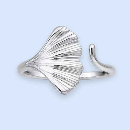 Justerbar ring i sølvtonet rustfrit stål med form som et lille blad

Den perfekte lille sølvring til din ring stack.

Fanfan-ringen er justerbar og vandfast.

Ringen er smuk i sig selv, men er også flot stacket med andre sølvringe.

Materiale
Sølvtonet rustfrit stål. Vandfast, slidstærk og allergivenlig.

Størrelse og pasform
Ringen er justerbar fra størrelse 50-58.