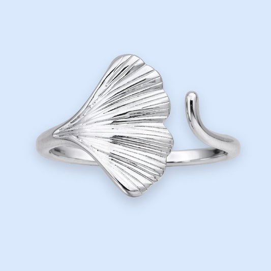 Justerbar ring i sølvtonet rustfrit stål med form som et lille blad

Den perfekte lille sølvring til din ring stack.

Fanfan-ringen er justerbar og vandfast.

Ringen er smuk i sig selv, men er også flot stacket med andre sølvringe.

Materiale
Sølvtonet rustfrit stål. Vandfast, slidstærk og allergivenlig.

Størrelse og pasform
Ringen er justerbar fra størrelse 50-58.