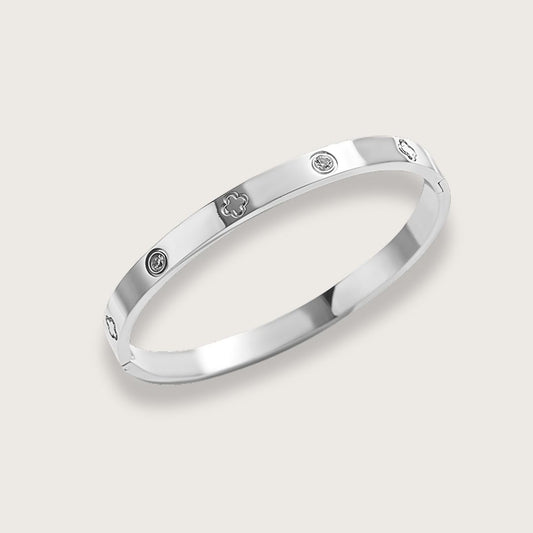 En smuk,  sølvbelagt bangle (eller armring, som de også kaldes), bidrager med et eksklusivt udtryk og er det perfekte match med andre sølvarmbånd.

Sabrina er en klassisk sølvbelagt armring, der kan styles på mange måder.

Kombiner den smukke firkløverbangle med andre armbånd eller armringe for et sammensat, personligt udtryk, eller style armringen uden på sweateren for et mere trendy look.&nbsp;