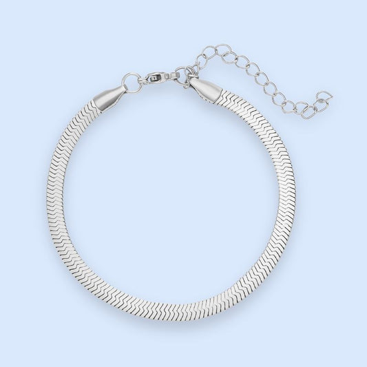 Klassisk flad snake chain-armbånd i sølvtonet rustfrit stål

Zoé-armbåndene og-halskæderne er et must i alle smykkesamlinger. Det enkle og tidløse design passer til alle lejligheder og kan styles med andre armbånd for et mere gennemført look.&nbsp;

Armbåndet er vandfast og slidstærk og findes i 3 forskellige bredder.&nbsp;

Vores flat snake chain 4mm er det bredeste og mere trendy valg.&nbsp;


Zoé-armbåndet er det perfekte match med andre sølvarmbånd, da det bidrager med et eksklusivt udtryk uden at stjæl