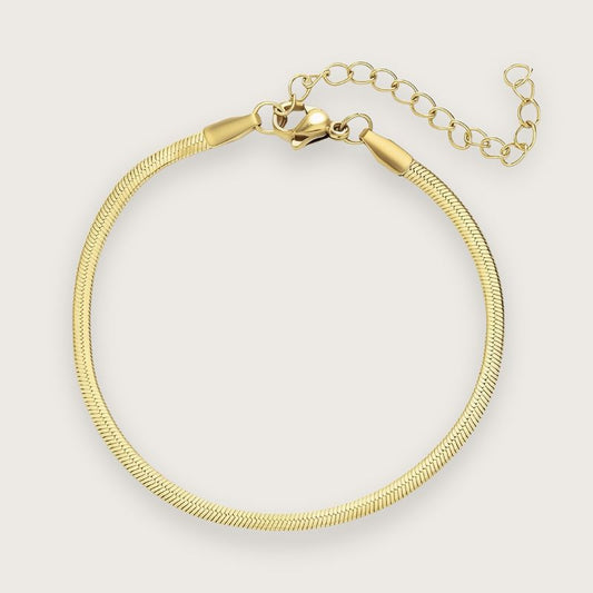 Klassisk fladt snake chain-armbånd i 18k forgyldt stål

Klassisk og tidløst design
Vandfast og slidstærkt
Smuk til mix 'n match med andre armbånd

Det forgyldte snake chain-armbånd bidrager med et eksklusivt udtryk uden at stjæle for meget fokus og er det perfekte match med andre guldarmbånd.

Zoé er et helt klassisk guldbelagt armbånd, som alle bør have i deres smykkeskrin. Armbåndets klassiske design fungerer til både hverdag, fest og alt derimellem.