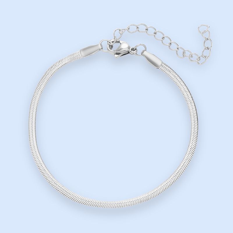 Klassisk fladt snake chain-armbånd i sølvtonet rustfrit stål

Zoé-armbåndene og-halskæderne er et must i alle smykkesamlinger. Det enkle og tidløse design passer til alle lejligheder og kan styles med andre armbånd for et mere gennemført look.

Armbåndet er vandfast og slidstærk og findes i 3 forskellige bredder.

Vores flat snake chain 2mm er den smalleste version.

Zoé-armbåndet er det perfekte match med andre sølvarmbånd, da det bidrager med et eksklusivt udtryk
