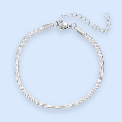 Klassisk fladt snake chain-armbånd i sølvtonet rustfrit stål

Zoé-armbåndene og-halskæderne er et must i alle smykkesamlinger. Det enkle og tidløse design passer til alle lejligheder og kan styles med andre armbånd for et mere gennemført look.

Armbåndet er vandfast og slidstærk og findes i 3 forskellige bredder.

Vores flat snake chain 2mm er den smalleste version.

Zoé-armbåndet er det perfekte match med andre sølvarmbånd, da det bidrager med et eksklusivt udtryk
