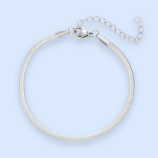 Klassisk fladt snake chain-armbånd i sølvtonet rustfrit stål

Zoé-armbåndene og-halskæderne er et must i alle smykkesamlinger. Det enkle og tidløse design passer til alle lejligheder og kan styles med andre armbånd for et mere gennemført look.

Armbåndet er vandfast og slidstærk og findes i 3 forskellige bredder.

Vores flat snake chain 2mm er den smalleste version.

Zoé-armbåndet er det perfekte match med andre sølvarmbånd, da det bidrager med et eksklusivt udtryk