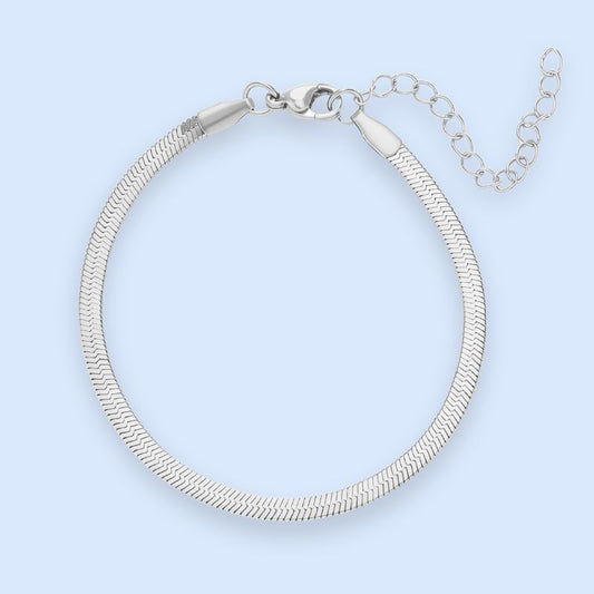 Klassisk fladt snake chain-armbånd i sølvtonet rustfrit stål

Zoé-armbåndene og-halskæderne er et must i alle smykkesamlinger. Det enkle og tidløse design passer til alle lejligheder og kan styles med andre armbånd for et mere gennemført look.

Armbåndet er vandfast og slidstærk og findes i 3 forskellige bredder.

Vores flat snake chain 3mm er det mest klassiske valg.

Zoé-armbåndet er det perfekte match med andre sølvarmbånd, da det bidrager med et eksklusivt udtryk