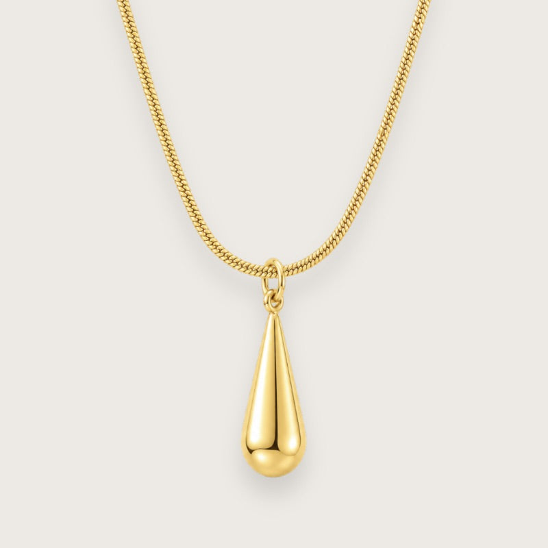 Lacey 18k forgyldt dråbehalskæde

Den helt klassiske dråbehalskæde i vores populære Lacey-serie

Elegant forgyldt halskæde med dråbeformet vedhæng. dråbeformede øreringe i guldbelagt rustfrit stål.

Den minimalistiske dråbehalskæde passer til alle lejligheder og matcher flot med andre guldsmykker.

Stack halskæden med en snake chain eller en lip chain for et mere sammensat look, eller style med øreringene i samme serie.&nbsp;

Lacey-halskæden er vandfast og fremstillet i PVD-forgyldt rustfrit stål.